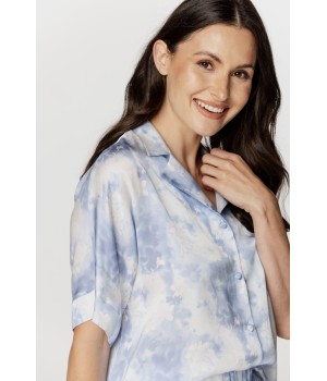 Caída fluida de la viscosa azul estampada